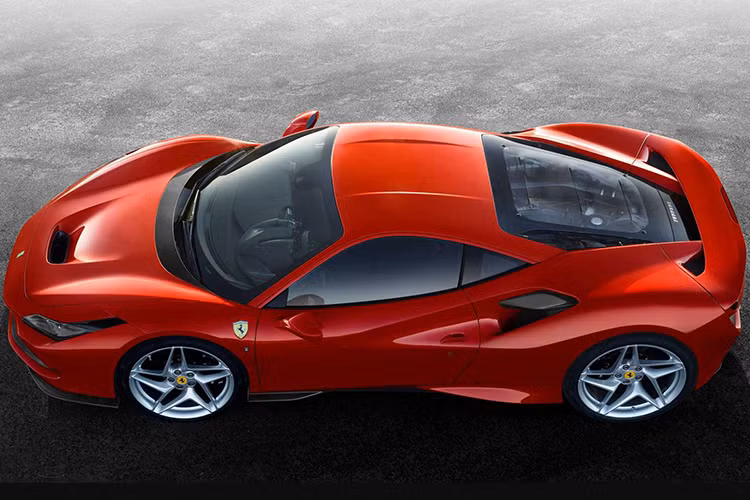 Phần đầu xe nổi bật với đèn pha LED nằm ngang, bộ khuếch tán khí động học phía trước được chia làm ba với hốc gió lớn góc cạnh mà Ferrari gọi là “S-Duct” nay đã tăng 15% so với 488 GTB, nó truyền không khí đi qua “mũi” và thoát ra tại điểm cong trên mui xe, thân xe để tạo lực nén xuống mặt đường (downforce) tăng hiệu quả khí động học.