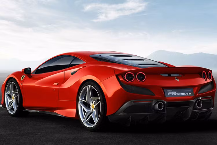 Ferrari F8 Tributo mất 2,9 giây để tăng tốc 0-100 km/ h và 7,8 giây từ 0- 200 km/ h. Ở phiên bản 488 Pista cuối cùng, động cơ V8 này đã được cải tiến ở van nạp xả, piston và thành xy-lanh, hệ thống tăng áp và giải nhiệt không khí nạp intercooler lớn hơn.