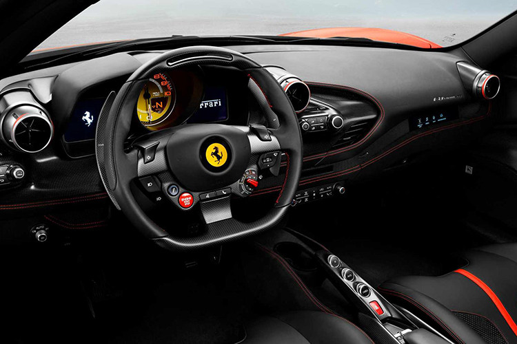 Toàn bộ cabin bao gồm vô lăng, bảng điều khiển trung tâm, táp-pi cửa, các khe gió điều hoà,... đã được thiết kế lại hoàn toàn, cabin vẫn giữ kiểu dáng buồng lái cổ điển, hướng đến người lái. Đáng chú là Ferrari trang bị một màn hình cảm ứng 7 inch mới.