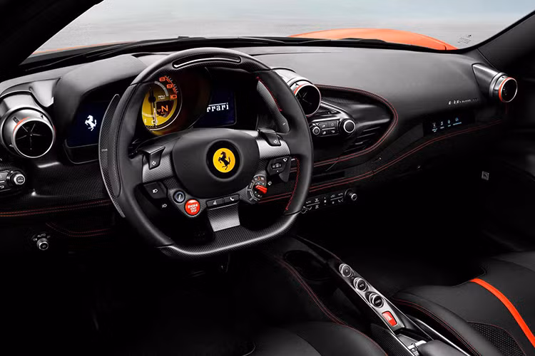 Toàn bộ cabin bao gồm vô lăng, bảng điều khiển trung tâm, táp-pi cửa, các khe gió điều hoà,... đã được thiết kế lại hoàn toàn, cabin vẫn giữ kiểu dáng buồng lái cổ điển, hướng đến người lái. Đáng chú là Ferrari trang bị một màn hình cảm ứng 7 inch mới.