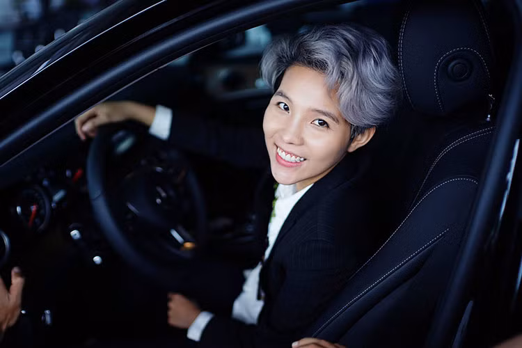 Tại Việt Nam, Mercedes-Benz E200 sử dụng động cơ tăng áp 2.0l 4 xi-lanh thẳng hàng, dẫn động cầu sau và hộp số tự động 9 cấp 9G-TRONIC. Động cơ này đạt công suất 184 mã lực/300 Nm, thời gian tăng tốc 0-100 km/h đạt 7,7 giây cùng mức tiêu thụ nhiên liệu trung bình của mẫu xe này là 5,9 - 6,3 lít/100 km.