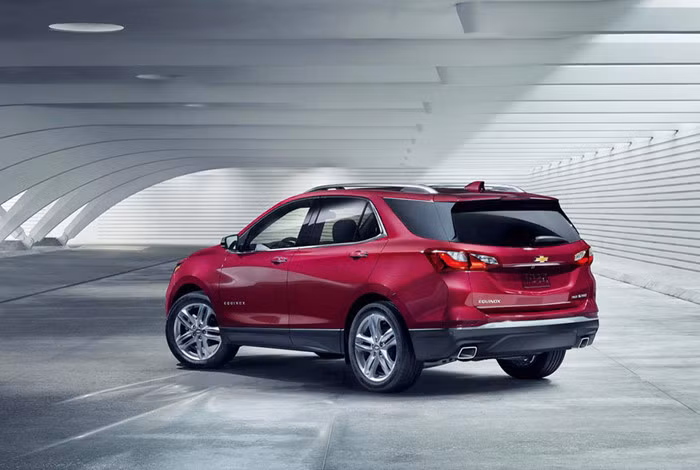 Chevrolet Equinox nằm trong phân khúc crossover SUV cỡ vừa nhỏ, được ra mắt đầu tiên vào năm 2004 và đã trải qua 2 thế hệ (2005-2009 và 2010-2017). Cũng có thể nói, Equinox là “anh em sinh đôi” với Chevrolet Captiva nhưng ở các thị trường khác nhau.