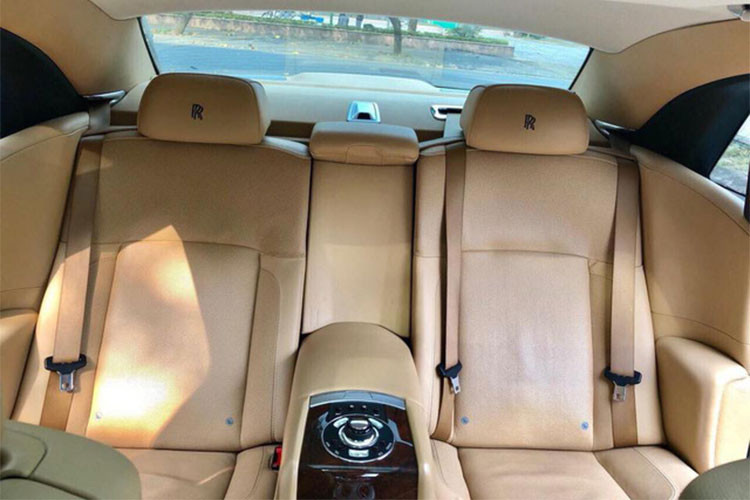 Mặc dù là phiên bản sản xuất 2011 và đã trải qua gần 7 năm lăn bánh, thế nhưng do đi ít và chăm sóc tốt, những chi tiết trên xe vẫn còn rất đẹp mắt với nội thất gần như nguyên bản. Các chi tiết như hành cửa ốp gỗ, bọc da, các nút bấm được chế tác từ hợp kim và được mạ chrome vẫn còn sáng bóng.