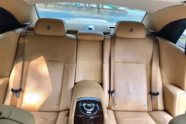 Mặc dù là phiên bản sản xuất 2011 và đã trải qua gần 7 năm lăn bánh, thế nhưng do đi ít và chăm sóc tốt, những chi tiết trên xe vẫn còn rất đẹp mắt với nội thất gần như nguyên bản. Các chi tiết như hành cửa ốp gỗ, bọc da, các nút bấm được chế tác từ hợp kim và được mạ chrome vẫn còn sáng bóng.