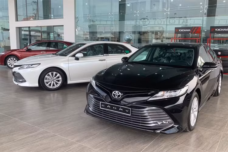 Loat xe sedan gia 1 ty dong tai Viet Nam bat ngo dat khach