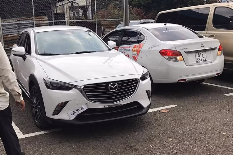 Mẫu xe crossover cỡ nhỏ Mazda CX-3 2017 lần đầu xuất hiện tại Việt Nam tại triển lãm Vietnam Motor Show 2016. Mặc dù xuất hiện trên thị trường thế giới trước đó 2 năm nhưng mẫu xe này vẫn hoàn toàn vắng bóng ở Việt Nam do nhà phân phối chính VinaMazda (Trường Hải) chưa có kế hoạch bán ra mẫu xe này.