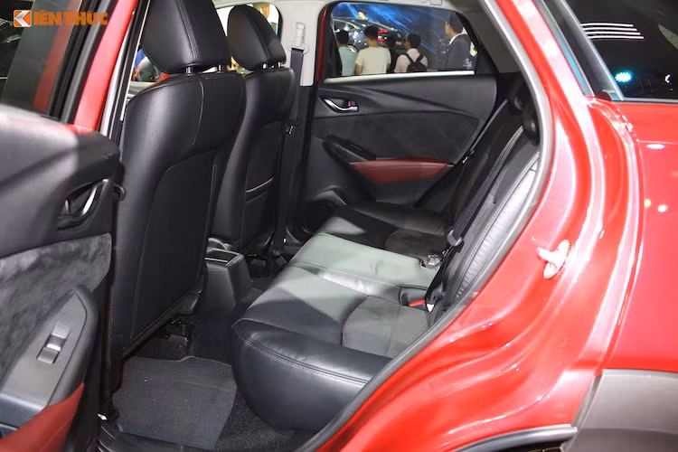 So với các mẫu xe sử dụng chung chassis của hãng là Mazda 2, CX-3 có khoang hành lý với thể tích lớn hơn 14 lít, đạt 264 lít. Khi gập hàng ghế sau lại, khoang hành lý của xe có tổng thể tích lên tới 1174 lít. Bên dưới khoang hành lý của xe còn có một ngăn nhỏ dùng để cất tấm ngăn khoang.