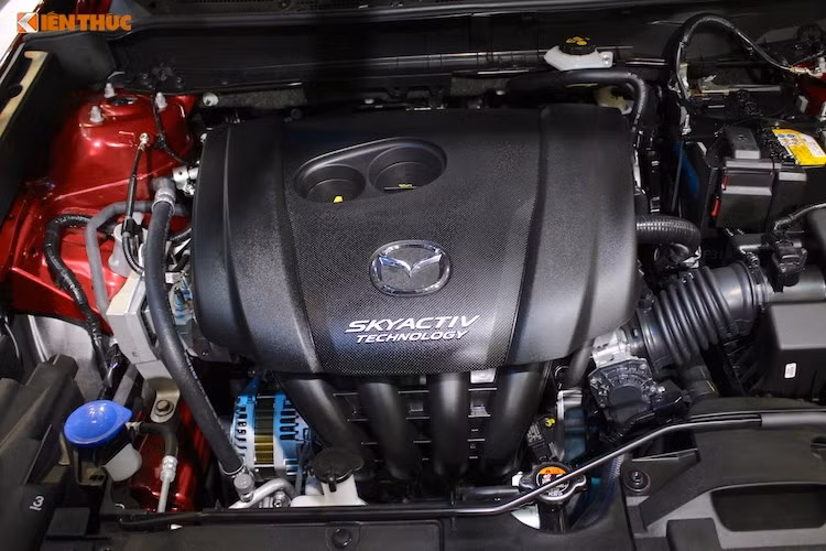 Phiên bản của mẫu xe crossover Mazda CX-3 2017 mới xuất hiện tại Việt Nam được trang bị khối động cơ xăng 2.0l 4 xi-lanh thẳng hàng nạp khí tự nhiên SKYACTIV-G. Động cơ này có công suất tối đa 156 mã lực và mô-men xoắn cực đại 214 Nm. Động cơ này được nối với hộp số tự động 6 cấp và hệ dẫn động cầu trước.