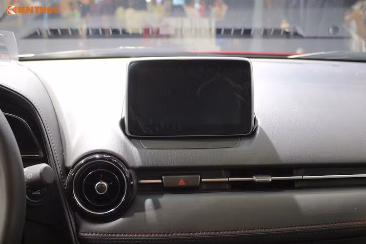 Bên cạnh thiết kế mới mẻ, công nghệ nổi bật trên CX-3 được nhấn mạnh là hệ thống kết nối “Mazda Connect” và các trang bị an toàn tiên tiến –Activsense. Mazda CX-3 được ứng dụng khung sườn Skyactiv với ba cải tiến chủ đạo về khả năng chống chịu va đập, giảm trọng lượng tổng thể và đảm bảo độ cững vững trong vận hành.