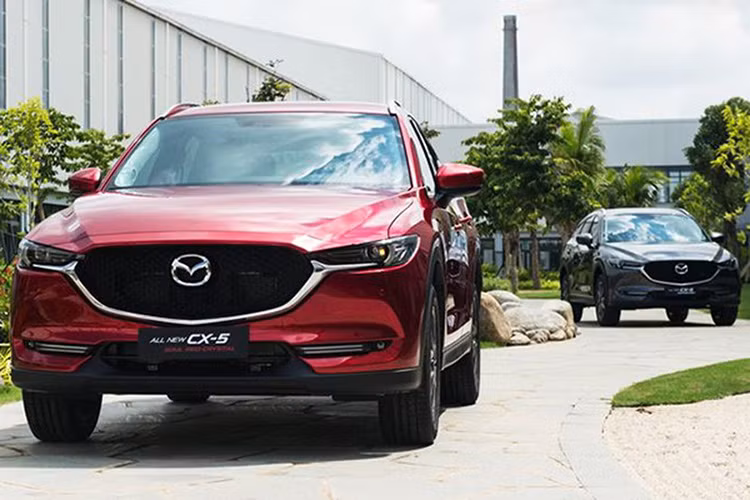 Tiếp tục là mẫu xe trở lại sau 1 tháng vắng bóng khỏi Top xe bán chạy, Mazda CX-5 hiện là chiếc xe đạt doanh số cao nhất phân khúc Crossover tại Việt Nam. Trong tháng 6, với 1.008 chiếc bán ra, Mazda CX-5 đã vượt mặt đối thủ Honda CR-V với chỉ hơn 300 xe đến tay khách hàng. Sau 6 tháng đầu năm, Mazda CX-5 bán tổng cộng 3.018 xe. Thaco hiện đã điều chỉnh mức giá niêm yết của Mazda CX-5 giảm từ 80-120 triệu đồng, kèm với ưu đãi 50% lệ phí trước bạ, đây được coi là thời điểm tốt nhất trong năm để mua ôtô với người Việt.