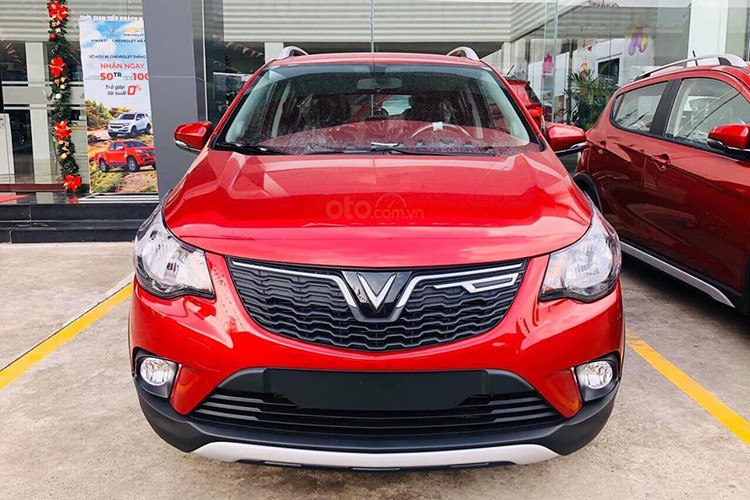 VinFast Fadil tiếp tục khiến các đối thủ phải dè chừng khi vươn lên trở mẫu xe bán chạy nhất trong phân khúc A với doanh số 1.364 xe, bỏ xa Hyundai Gran i10 đến hơn 300 xe. Việc Fadil có được doanh số đáng nể như vậy đến từ chính sách bán hàng linh hoạt cùng với cam kết VinFast miễn lãi vay mua xe trả góp trong 2 năm đầu tiên. Chưa kể, mẫu xe này còn đang có giá bán khá tốt và nhiều người cũng tranh thủ mua xe trước khi VinFast Fadil sẽ tăng giá bán vào 15/7 tới đây.