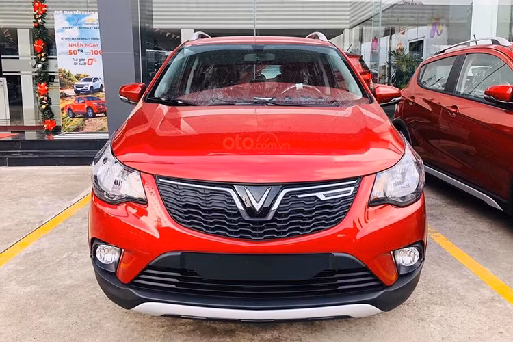 VinFast Fadil tiếp tục khiến các đối thủ phải dè chừng khi vươn lên trở mẫu xe bán chạy nhất trong phân khúc A với doanh số 1.364 xe, bỏ xa Hyundai Gran i10 đến hơn 300 xe. Việc Fadil có được doanh số đáng nể như vậy đến từ chính sách bán hàng linh hoạt cùng với cam kết VinFast miễn lãi vay mua xe trả góp trong 2 năm đầu tiên. Chưa kể, mẫu xe này còn đang có giá bán khá tốt và nhiều người cũng tranh thủ mua xe trước khi VinFast Fadil sẽ tăng giá bán vào 15/7 tới đây.