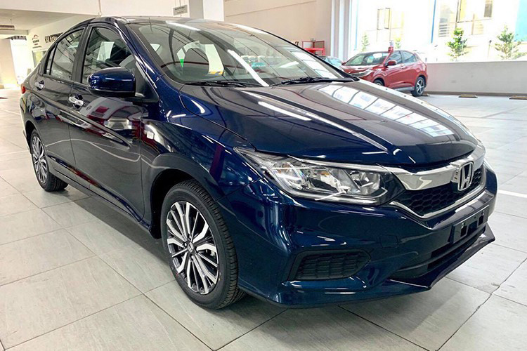 Từ lâu nay, chỉ tính riêng cuộc đua phân khúc, mẫu xe sedan Honda City luôn đứng dưới cái bóng của Toyota Vios khi luôn có doanh số thấp hơn. Thế nhưng, tháng 6 vừa qua, mẫu xe lắp ráp duy nhất của Honda bỗng thăng hoa với 2.183 xe được bàn giao đến khách hàng Việt Nam. Tính chung kể từ đầu năm, Honda City đạt doanh số 4.348 chiếc xuất xưởng, vẫn khiêm tốn hơn đối thủ khá nhiều.