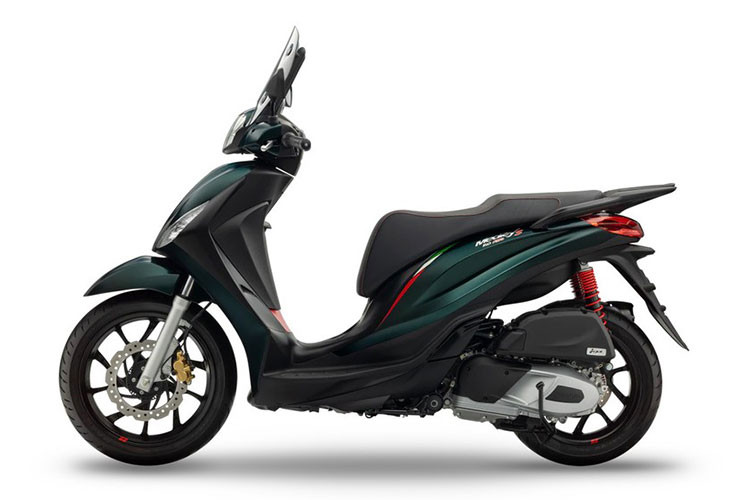 Cụ thể, phiên bản đặc biệt mới sẽ sở hữu màu sơn Green Bosco đẹp mắt, nổi bật trên đó là chi tiết điểm nhấn màu đỏ ở viền lưới tản nhiệt trước, lò xo giảm xóc sau, tem vành xe và tem xe màu cờ ý chạy dọc thân xe. Ngoài ra, kẹp phanh trên Piaggio Medley S 150 đặc biệt cũng được sơn màu vàng nổi bật trên nền màu đen nhám của bộ mâm 5 chấu.