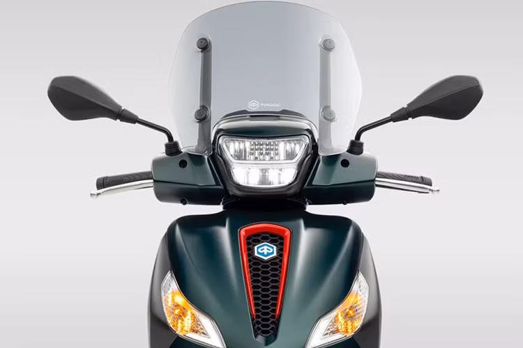 Ở hệ thống chiếu sáng, Piaggio Medley S 150 đặc biệt được trang bị đèn pha LED 2 tầng hoàn toàn mới, đèn định vị dạng LED được tích hợp vào đèn xinhan trên mặt nạ, nhưng có tạo hình đẹp mắt. Bảng đồng hồ của xe dạng LCD kỹ thuật số cho phép kết nối Bluetooth đến điện thoại thông minh.