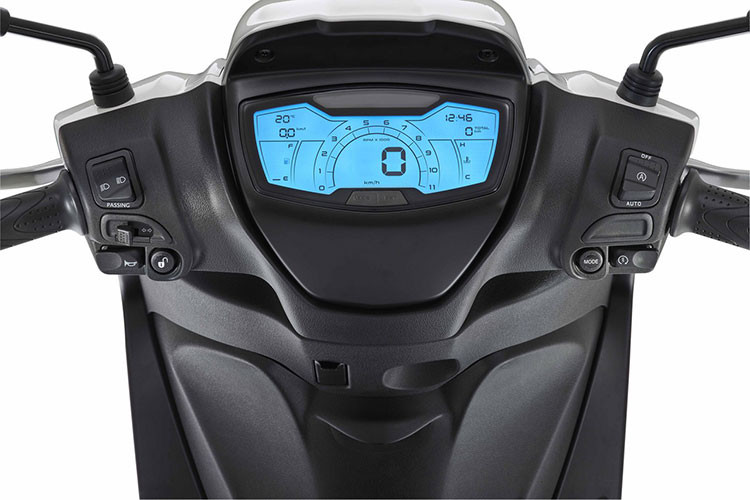 Hệ thống treo của xe gồm giảm xóc trước với trang bị phuộc ống lồng 33mm, và giảm xóc lò xo trụ đôi phía sau có 5 vị trí điều chỉnh cho người dùng lựa chọn. Bộ vành của xe có kích thước lệnh với vành trước 16 inch và vành sau 14 inch bằng hợp kim nhôm, đi kèm là phanh đĩa và hệ thống chống bó cứng phanh ABS.