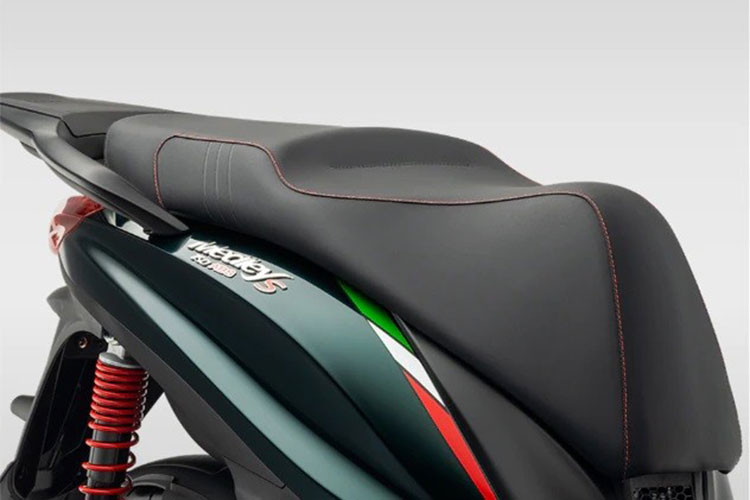 Về tiện ích, cốp xe dưới yên Piaggio Medley S 150 Đặc biệt có dung tích 36 lít và ngăn chứa đồ phía trước được tích hợp cổng sạc USB, giúp người dùng có thể sạc các thiết bị di động.
