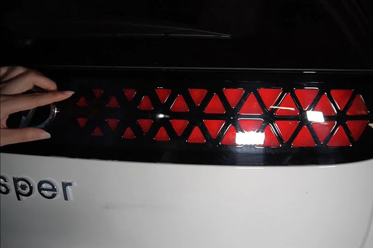 Đằng sau, Hyundai Casper 2022 được trang bị cửa cốp rộng, đèn hậu với tạo hình dạng hình học giống lưới tản nhiệt và đèn báo rẽ hình tròn khá lớn trên cản sau. Thêm vào đó là logo của hãng Hyundai nằm giữa đèn hậu và cánh gió mui tích hợp đèn phanh trên cao.