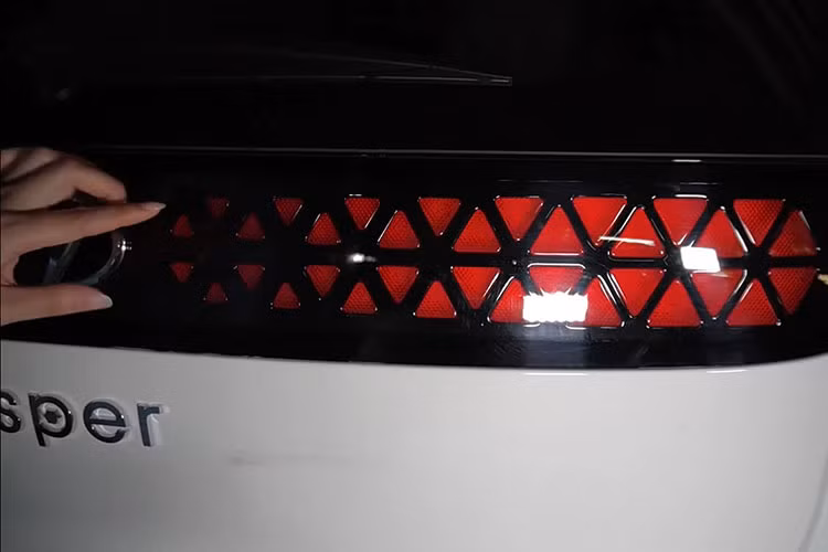 Đằng sau, Hyundai Casper 2022 được trang bị cửa cốp rộng, đèn hậu với tạo hình dạng hình học giống lưới tản nhiệt và đèn báo rẽ hình tròn khá lớn trên cản sau. Thêm vào đó là logo của hãng Hyundai nằm giữa đèn hậu và cánh gió mui tích hợp đèn phanh trên cao.