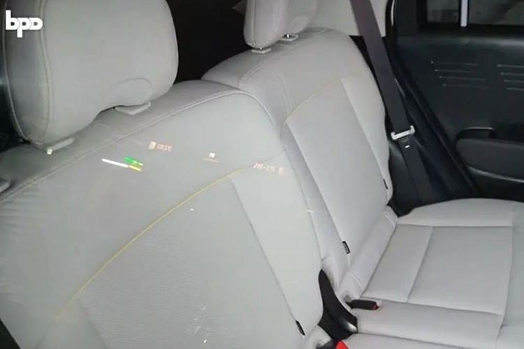 Hàng ghế phía trước có bệ tỳ tay trung tâm, còn hàng ghế sau khá rộng rãi bởi thiết kế hình hộp tổng thể giúp xe mang đến sự thoải mái cho hành khách. Ngoài ra, trên lưng ghế còn có dòng chữ "Casper" màu trắng, nằm trong nền màu xanh dương nổi bật.