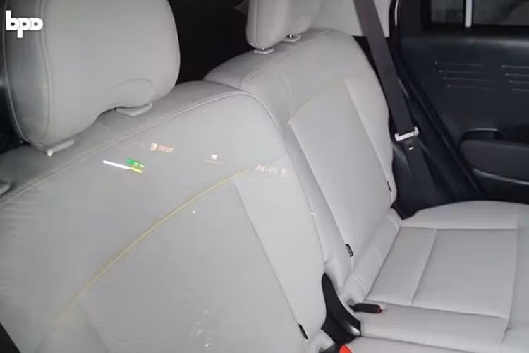 Hàng ghế phía trước có bệ tỳ tay trung tâm, còn hàng ghế sau khá rộng rãi bởi thiết kế hình hộp tổng thể giúp xe mang đến sự thoải mái cho hành khách. Ngoài ra, trên lưng ghế còn có dòng chữ "Casper" màu trắng, nằm trong nền màu xanh dương nổi bật.