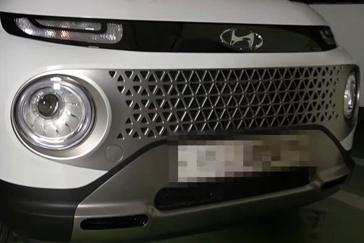 Thiết kế ngoại thất của Hyundai Casper 2022 cũng có những điểm khác nhau ở 2 phiên bản. Theo đó, bản tiêu chuẩn được trang bị lưới tản nhiệt với mắt lưới hình học và sơn màu bạc. Ở bản Active, xe lại đi kèm lưới tản nhiệt màu đen, có thêm 2 hốc gió hình tròn, và tấm ốp gầm với thiết kế giả bộ khuếch tán gió phía sau.