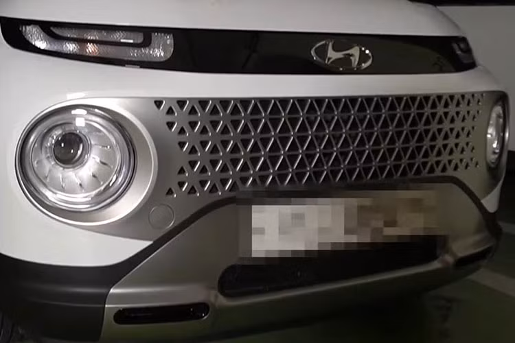 Thiết kế ngoại thất của Hyundai Casper 2022 cũng có những điểm khác nhau ở 2 phiên bản. Theo đó, bản tiêu chuẩn được trang bị lưới tản nhiệt với mắt lưới hình học và sơn màu bạc. Ở bản Active, xe lại đi kèm lưới tản nhiệt màu đen, có thêm 2 hốc gió hình tròn, và tấm ốp gầm với thiết kế giả bộ khuếch tán gió phía sau.