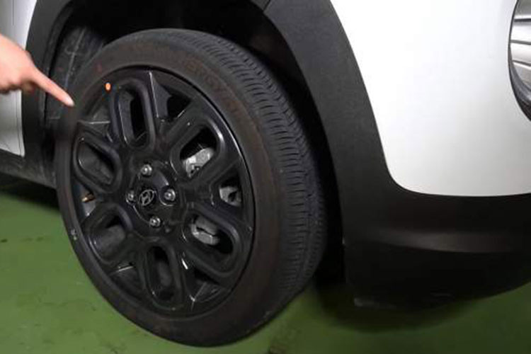 Vòng sang bên sườn, chúng ta sẽ thấy chắn bùn khá lớn và gầm cao. Baga nóc của xe được thiết kế theo phong cách cây cầu trong khi tay nắm cửa sau được đặt trên cột C, tạo cảm giác gọn gàng cho sườn xe. Mâm xe dạng đa chấu, thiết kế hình hoa khá đẹp mắt.