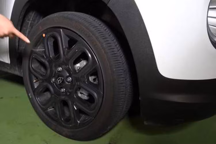 Vòng sang bên sườn, chúng ta sẽ thấy chắn bùn khá lớn và gầm cao. Baga nóc của xe được thiết kế theo phong cách cây cầu trong khi tay nắm cửa sau được đặt trên cột C, tạo cảm giác gọn gàng cho sườn xe. Mâm xe dạng đa chấu, thiết kế hình hoa khá đẹp mắt.