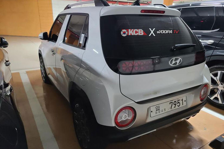 Đến nay, cánh săn ảnh tại Hàn Quốc đã bắt gặp những chiếc xe SUV Hyundai Casper 2022 trong một bãi đỗ xe. Nhờ đó, chúng ta có thể ngắm hình ảnh "bằng xương, bằng thịt" của Hyundai Casper hoàn toàn mới.