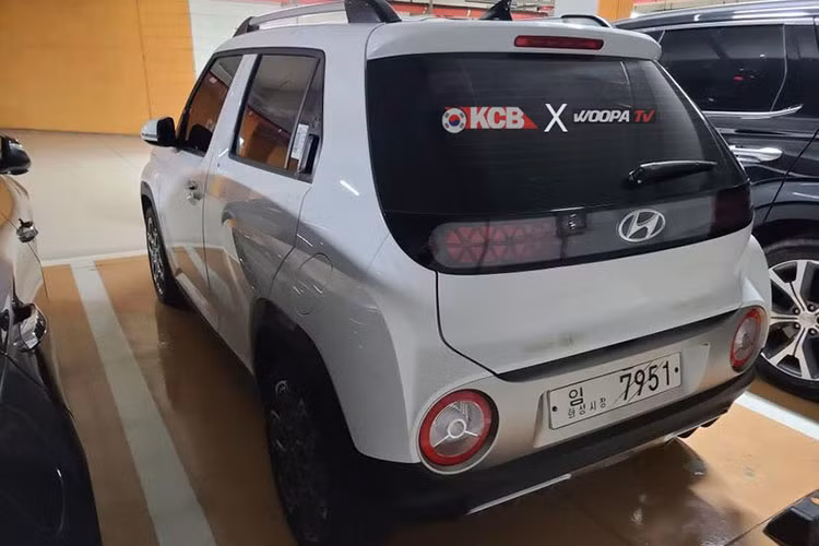Đến nay, cánh săn ảnh tại Hàn Quốc đã bắt gặp những chiếc xe SUV Hyundai Casper 2022 trong một bãi đỗ xe. Nhờ đó, chúng ta có thể ngắm hình ảnh "bằng xương, bằng thịt" của Hyundai Casper hoàn toàn mới.