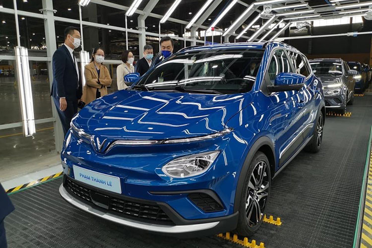 Khác với những mẫu xe thường xuyên góp mặt trong danh sách bán ế, VF e34 luôn là mẫu xe có doanh số cao và tốc độ tăng trưởng đáng nể. Tuy nhiên, tình trạng khan hiếm linh phụ kiện sản xuất khiến VinFast chỉ giao số lượng hạn chế đến tay khách hàng. Trong tháng 8/2022, VinFast VF e34 chạy điện chỉ bán được đúng 5 xe.