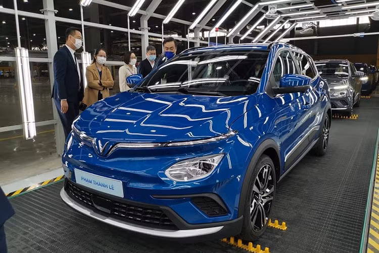 Khác với những mẫu xe thường xuyên góp mặt trong danh sách bán ế, VF e34 luôn là mẫu xe có doanh số cao và tốc độ tăng trưởng đáng nể. Tuy nhiên, tình trạng khan hiếm linh phụ kiện sản xuất khiến VinFast chỉ giao số lượng hạn chế đến tay khách hàng. Trong tháng 8/2022, VinFast VF e34 chạy điện chỉ bán được đúng 5 xe.