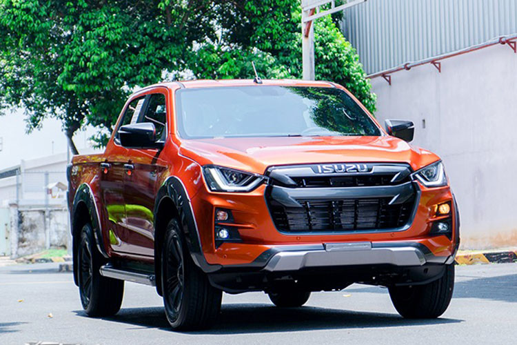 So với tháng 7 bán được 15 xe, trong tháng 8 Isuzu mu-X bán tăng thêm 7 xe, đạt 28 xe. Cộng dồng từ đầu năm, mẫu SUV cỡ D này bán được 260 xe, có thị phần thấp nhất trong phân khúc SUV cỡ D 7 chỗ. Các đối thủ của Isuzu mu-X là Toyota Fortuner, Ford Everest hay Mitsubishi Pajero Sport.