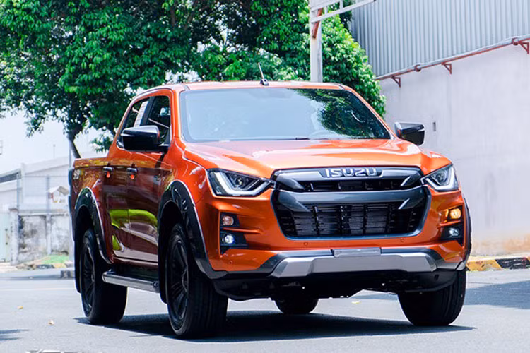 So với tháng 7 bán được 15 xe, trong tháng 8 Isuzu mu-X bán tăng thêm 7 xe, đạt 28 xe. Cộng dồng từ đầu năm, mẫu SUV cỡ D này bán được 260 xe, có thị phần thấp nhất trong phân khúc SUV cỡ D 7 chỗ. Các đối thủ của Isuzu mu-X là Toyota Fortuner, Ford Everest hay Mitsubishi Pajero Sport.