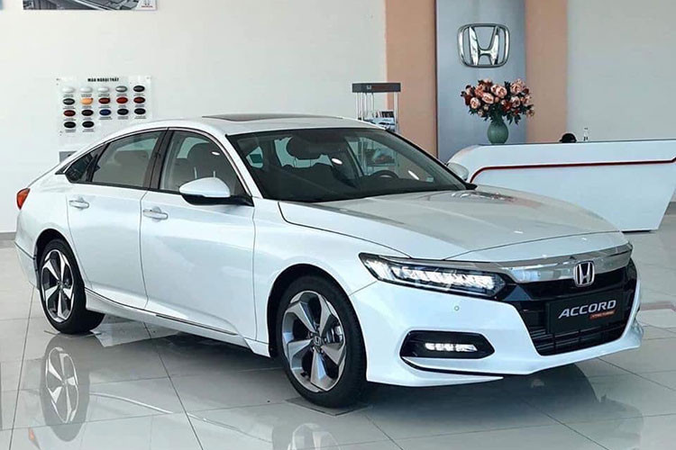 Honda Accord chỉ bán được 9 xe và cũng là mẫu sedan hạng D duy nhất góp mặt trong danh sách này. Chốt giá cao hơn đối thủ, ít phiên bản lựa chọn và chậm cải tiến là nguyên nhân khiến Accord bị khách hàng quay lưng.