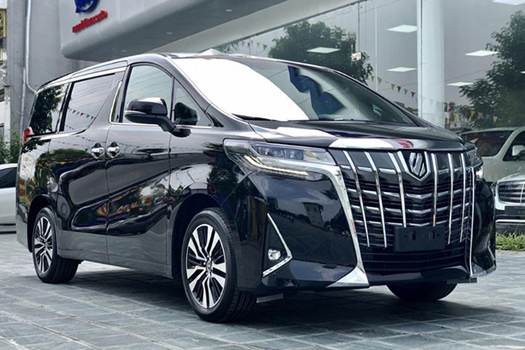 Mẫu xe được nhắc đến tiếp theo là Toyota Alphard với doanh số 8 xe. Do mức giá cao hơn hàng loạt đối thủ cùng phân khúc, kén khách nên mẫu MPV cỡ lớn của Toyota chưa bao giờ thoát khỏi danh sách xe bán ế.