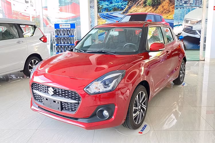 Suzuki Swift xếp vị trí tiếp theo với doanh số 10 xe. Do sự cạnh tranh khốc liệt của phân khúc hatchback hạng B nên mẫu xe của Suzuki không có khoảng trống để bứt phá. Suốt 8 tháng qua, tổng doanh số của mẫu xe này chỉ đạt 430 chiếc. 