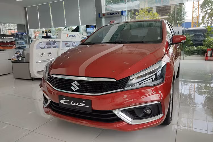 "Người anh em" của Ertiga là Suzuki Ciaz xếp vị trí thứ 2 trong danh sách do đây là mẫu xe bán chậm nhất phân khúc sedan hạng B. Tính từ đầu năm đến nay, tổng doanh số của mẫu xe này chỉ đạt 21 xe, tức chưa đến 3 xe giao đến tay khách hàng. Doanh số tháng 8 chỉ đạt 4 xe.