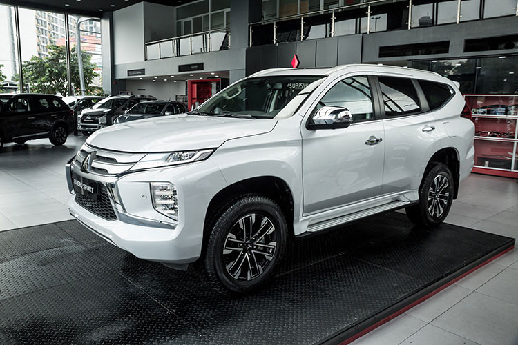 Việc Mitsubishi Pajero Sport ế ẩm có lẽ là điều đáng tiếc cho chiếc SUV 7 chỗ này. Trong bối cảnh các đối thủ như Toyota Fortuner, Ford Everest, Hyundai Santa Fe đang thiếu hàng và bán chênh giá, thì Pajero Sport lại sẵn xe, ưu đãi giá nhưng vài tháng gần đây đều rơi vào tình trạng tiêu thụ chậm. Trong tháng 8 vừa qua, Mitsubishi Pajero Sport chỉ bán được 5 xe, giảm một nửa so với tháng 7 trước đó.