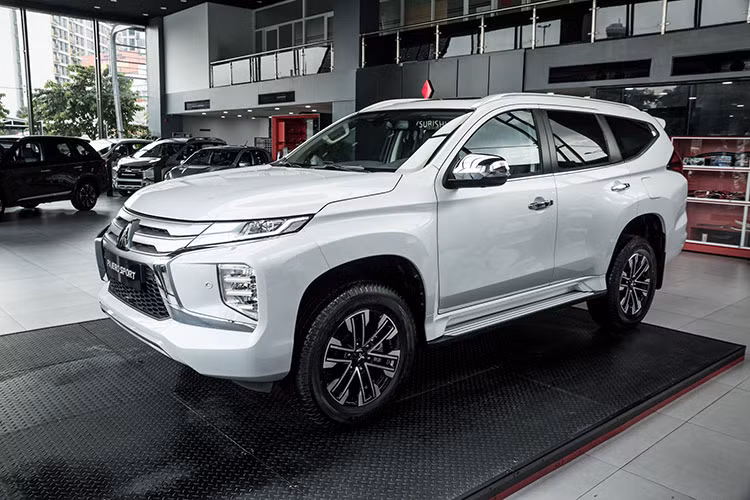 Việc Mitsubishi Pajero Sport ế ẩm có lẽ là điều đáng tiếc cho chiếc SUV 7 chỗ này. Trong bối cảnh các đối thủ như Toyota Fortuner, Ford Everest, Hyundai Santa Fe đang thiếu hàng và bán chênh giá, thì Pajero Sport lại sẵn xe, ưu đãi giá nhưng vài tháng gần đây đều rơi vào tình trạng tiêu thụ chậm. Trong tháng 8 vừa qua, Mitsubishi Pajero Sport chỉ bán được 5 xe, giảm một nửa so với tháng 7 trước đó.