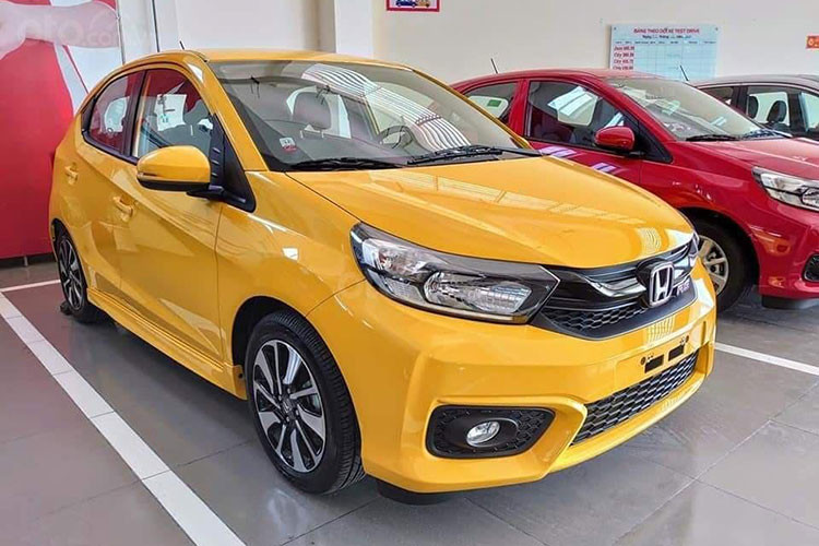 Mẫu xe cỡ A - Honda Brio cũng đạt 4 xe, xếp ngang hàng với Ciaz trong Top 10 xe bán chậm nhất tháng 8. Nguồn tin nội bộ cho thấy, đại lý đã ngừng nhập khẩu mẫu xe này do quá ế ẩm. Hiện tại chỉ tập trung bán xe đời 2021 nhằm đẩy hàng tồn.