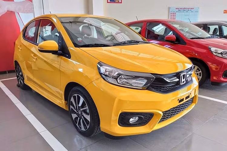 Mẫu xe cỡ A - Honda Brio cũng đạt 4 xe, xếp ngang hàng với Ciaz trong Top 10 xe bán chậm nhất tháng 8. Nguồn tin nội bộ cho thấy, đại lý đã ngừng nhập khẩu mẫu xe này do quá ế ẩm. Hiện tại chỉ tập trung bán xe đời 2021 nhằm đẩy hàng tồn.