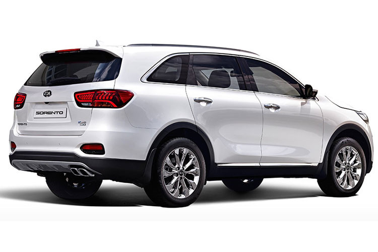 Các chi tiết được nâng cấp trên Kia Sorento facelift bao gồm đèn pha LED cao cấp hơn, dãy đèn định vị ban ngày sắc nét. Lưới tản nhiệt cũng được làm nổi bật hơn theo dạng “đinh tán kim cương", đường viền mạ chrome sáng bóng tăng thêm sự sang trọng cho đầu xe.