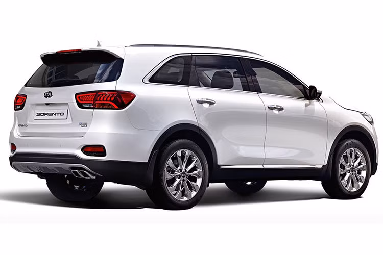 Các chi tiết được nâng cấp trên Kia Sorento facelift bao gồm đèn pha LED cao cấp hơn, dãy đèn định vị ban ngày sắc nét. Lưới tản nhiệt cũng được làm nổi bật hơn theo dạng “đinh tán kim cương", đường viền mạ chrome sáng bóng tăng thêm sự sang trọng cho đầu xe.