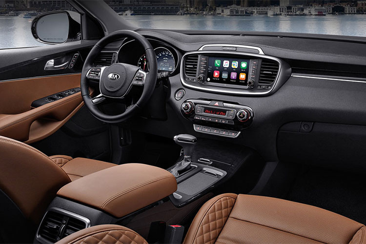 Bên trong cabin, điểm thay đổi nổi bật nhất là vô-lăng và cần số. Hệ thống thông tin giải trí được nâng cấp. Hãng còn bổ sung các tiện nghi trên xe như sạc không dây, ghế trước chỉnh điện kết hợp massage/sưởi ấm, hàng ghế sau cũng có các cổng sạc và cốp sau có góc mở rộng.