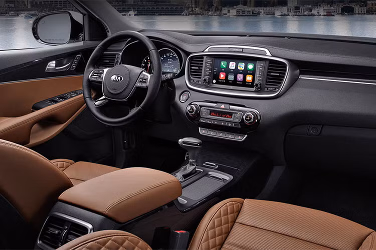 Bên trong cabin, điểm thay đổi nổi bật nhất là vô-lăng và cần số. Hệ thống thông tin giải trí được nâng cấp. Hãng còn bổ sung các tiện nghi trên xe như sạc không dây, ghế trước chỉnh điện kết hợp massage/sưởi ấm, hàng ghế sau cũng có các cổng sạc và cốp sau có góc mở rộng.