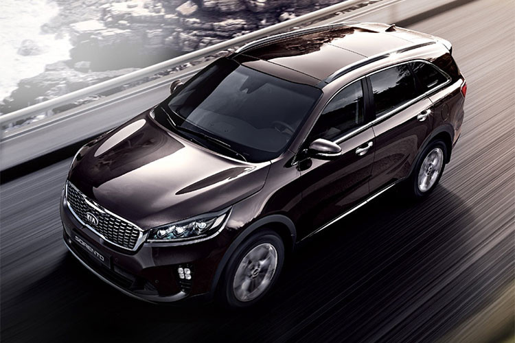 Trong khi đó ở Việt Nam, Kia Sorento phiên bản cũ hiện vẫn đang được nhà phân phối và lắp ráp Thaco Trường Hải bán ra với 4 phiên bản gồm DMT, DATH, GAT Base và GATH. Xe có giá bán từ 799 triệu đồng.