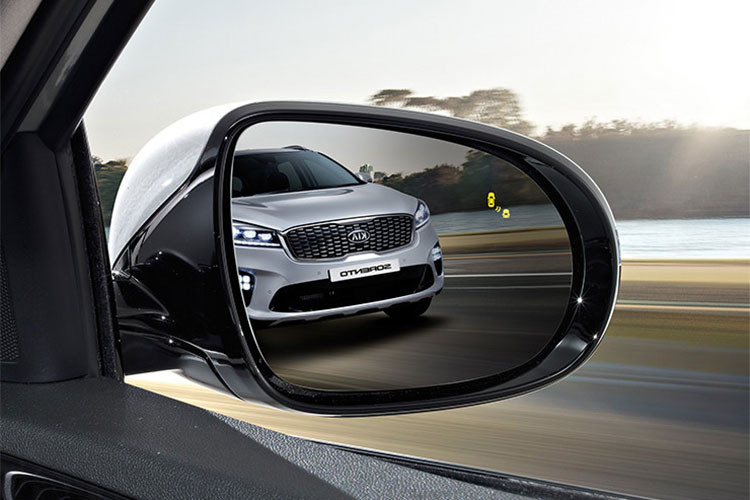 Kia Sorento facelift trang bị các tính năng an toàn như hỗ trợ giữ làn đường, kiểm soát hành trình thông minh với cảnh báo va chạm phía trước, cảnh báo điểm mù, đèn góc cua tự động và cảnh báo hành khách ra vào xe. Kia Sorento mới còn được bổ sung hệ thống giám sát áp suất lốp.