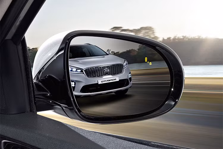 Kia Sorento facelift trang bị các tính năng an toàn như hỗ trợ giữ làn đường, kiểm soát hành trình thông minh với cảnh báo va chạm phía trước, cảnh báo điểm mù, đèn góc cua tự động và cảnh báo hành khách ra vào xe. Kia Sorento mới còn được bổ sung hệ thống giám sát áp suất lốp.